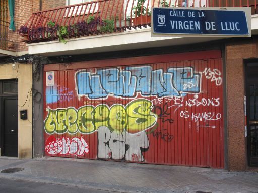 Graffiti, Madrid, Spanien, Graffiti auf Garagentor in der Calle Virgen de Lluc, 28027 Madrid im Januar 2024