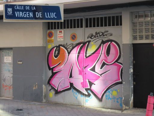 Graffiti, Madrid, Spanien, Graffiti auf Tor von ehemaligen Gewerbebetrieb in der Calle Virgen de Lluc, 28027 Madrid im Januar 2024