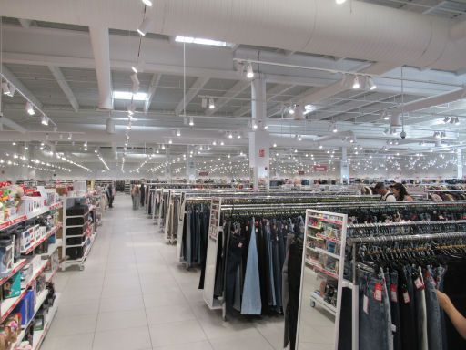 HalfPrice Great brands, Madrid, Spanien, Verkaufsraum mit Kleidung