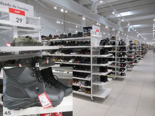 HalfPrice Great brands, Madrid, Spanien, Verkaufsraum mit Schuhen