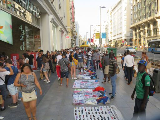 Illegale Einwanderung, Madrid, Spanien, Illegale Einwanderer als Straßenverkäufer ohne Genehmigung beim Verkauf von gefälschen Produkten der Calle Gran Vía 32, 28013 Madrid