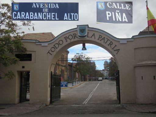 Illegale Einwanderung, Madrid, Spanien, Cuartel General Artega de Madrid in der Avenida de Carabanchel Alto Kreuzung Calle Piña