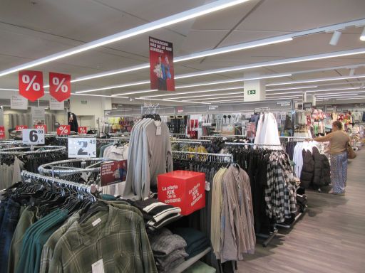 KiK, Madrid, Spanien, Verkaufsraum mit Kleidung