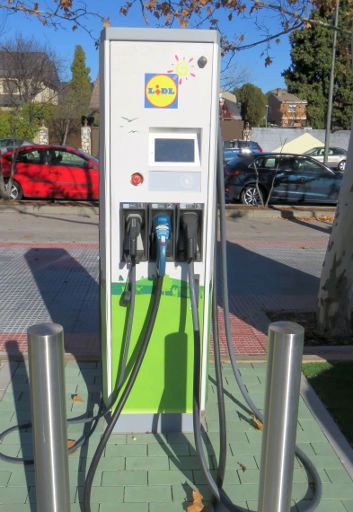 Ladestationen Elektrofahrzeuge, Madrid, Spanien, Lidl Ladestation in der Avenida de España 122 in 28822 Coslada / Madrid