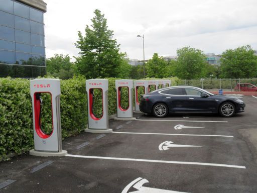 Ladestationen Elektrofahrzeuge, Madrid, Spanien, Elegance Hotel in Getafe mit sieben Tesla Supercharger Ladestationen