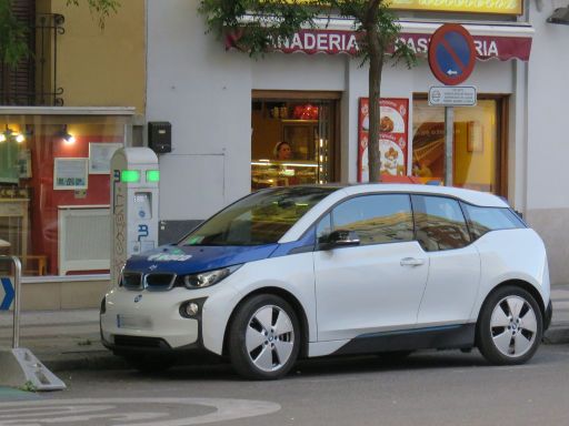 gic, Ladestationen Elektrofahrzeuge, Madrid, Spanien, BMW i3 an der Ladestation in der Calle de Goya 36, 28001 Madrid