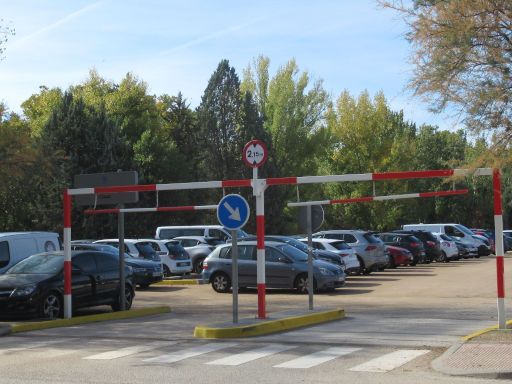 Lago de la Casa de Campo, Madrid, Spanien, kostenloser Parkplatz PKW Durchfahrt maximal 2,15 m