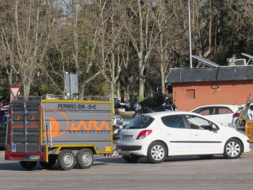 Lara Autoescuela, Madrid, Spanien, Fahrübungen BE auf dem Übungsplatz Avenida de las Trece Rosas im März 2023