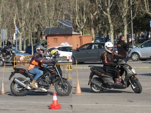 Lara Autoescuela, Madrid, Spanien, Fahrübungen AM, A1 und A2 auf dem Übungsplatz Avenida de las Trece Rosas im März 2023