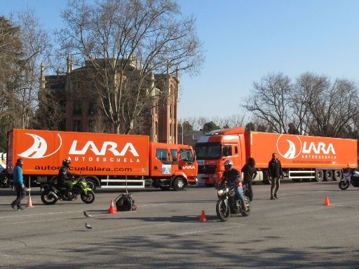 Lara Autoescuela, Madrid, Spanien, Fahrübungen C1 und CE auf dem Übungsplatz Avenida de las Trece Rosas im März 2023