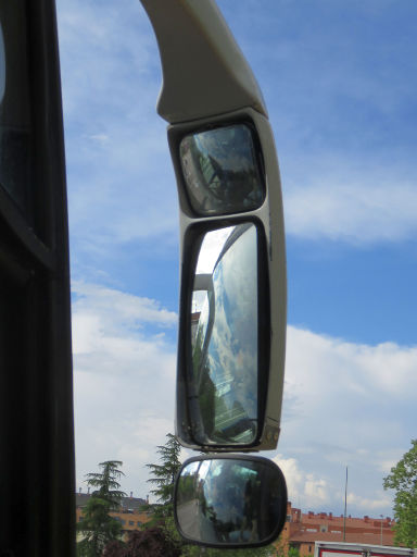 Lara Autoescuela, Fahrübungen mit Bus, Madrid, Spanien, Fahrschulbus mit Bordsteinspiegel, Außenspiegel und Weitwinkelspiegel