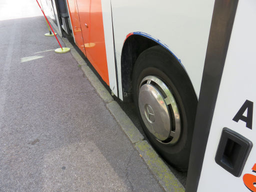 Lara Autoescuela, Fahrübungen mit Bus, Madrid, Spanien, Reifen direkt am Bordstein