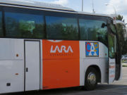 Lara Autoescuela, Fahrübungen mit Bus, Madrid, Spanien, Bus auf dem Übungsplatz Avenida de las Trece Rosas