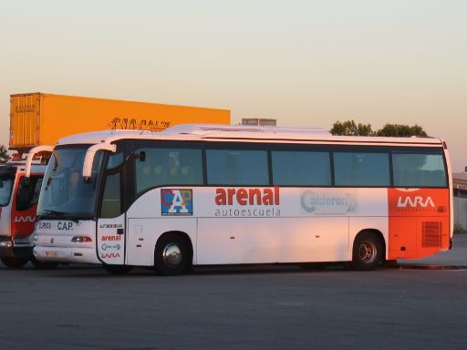 Lara Autoescuela, Fahrübungen mit Bus im Straßenverkehr, Madrid, Spanien, Mercedes Benz Fahrschulbus mit 5 Gang Schaltung