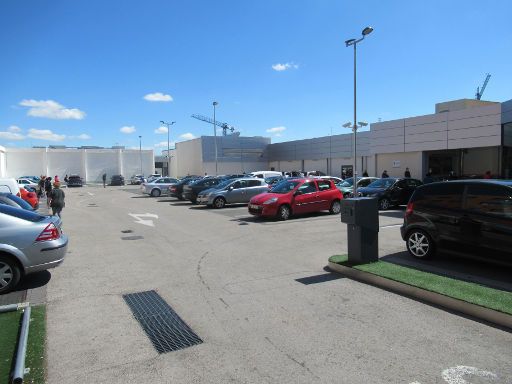 Lidl España, Madrid, Spanien, Parkplatz Filiale in der Avenida de la Institución Libre de Enseñanza, 28037 Madrid im April 2020