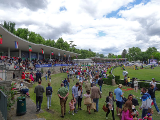 Longines Global Champions Tour Madrid 2019, Madrid, Spanien, Tribüne und Rasenfläche