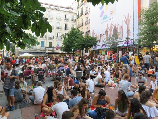 mado16 madrid orgullo 2016, Madrid, Spanien, Plaza de Chueca mit Metro Station Linie 5