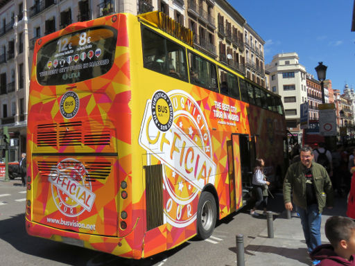 Madrid City Tour Premium, Busrundfahrt, Madrid, Spanien, Doppeldeckerbus an der Haltestelle Calle Mayor 47