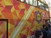 Madrid City Tour Premium, Busrundfahrt, Madrid, Spanien, Doppeldeckerbus an der Haltestelle Calle Mayor 47