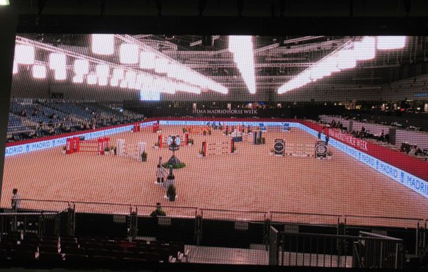 Madrid Horse Week 2022, Madrid, Spanien, Tunierplatz auf dem Bildschirm in Halle 14