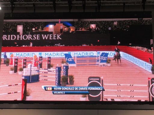 Madrid Horse Week 2022, Madrid, Spanien, CSI 1 140 cm Ciudad de Madrid Trophy auf dem Bildschirm in Halle 14