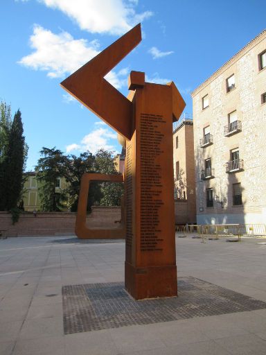Mahnmal Opfer KZ Mauthausen, Madrid, Spanien, Säule mit Namen der Deportierten