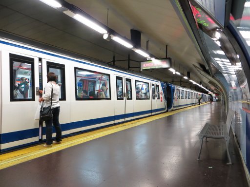 Metro, Madrid, Spanien, Zug Linie 5 Station El Carmen