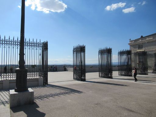 Mirador de la Cornisa del Palacio Real, Madrid, Spanien, Eingangstore zwischen dem Königspalast und der Almudena-Kathedrale