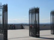 Mirador de la Cornisa del Palacio Real, Madrid, Spanien, Eingangstore zwischen dem Königspalast und der Almudena-Kathedrale