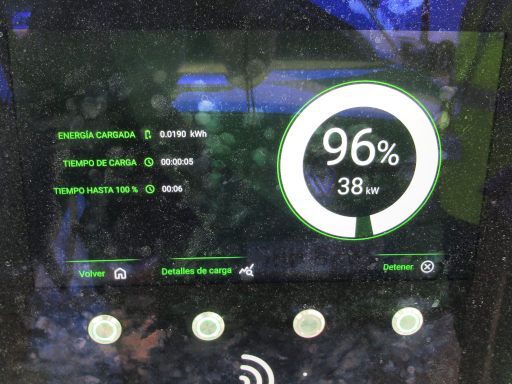 moeve, Ladesäulen, Elektrofahrzeuge, Madrid, Spanien, Ladeleistung bei 96 %