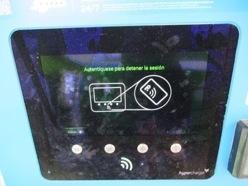 moeve, Ladesäulen, Elektrofahrzeuge, Madrid, Spanien, Beenden des Ladevorganges mit kontaktloser Kreditkarte