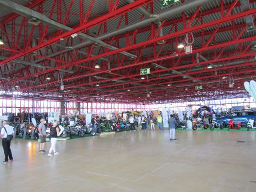 Motorama Madrid Salón Comercial de la Motocicleta 2021, Madrid, Spanien, Ausstellungsfläche oberste Etage