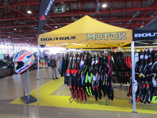 Motorama Madrid Salón Comercial de la Motocicleta 2021, Madrid, Spanien, Boutique Motor Kleidung und Zubehör