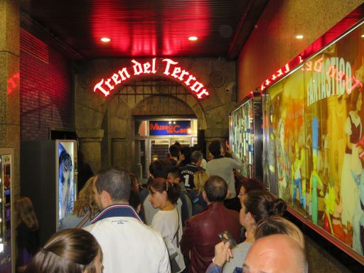 Museo de Cera, Madrid, Spanien, Warteschlange Tren del Terror Geisterbahn