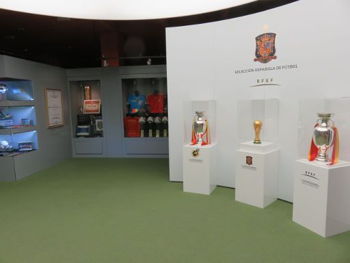 Museo de la Selección española, Madrid, Spanien, Pokale Europameister 2008, Weltmeister 2010 und Europameister 2012