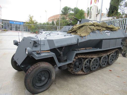 No sólo Militaria 2021, Madrid, Spanien, Casa de Campo – Schützenpanzerwagen Sd.Kfz. 251 Außengelände am Pabellón de Cristal