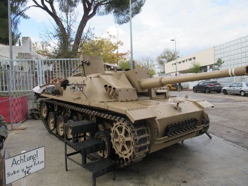 No sólo Militaria 2022, Madrid, Spanien, Casa de Campo – Panzerkampfwagen III Nachbau Außengelände am Pabellón de Cristal