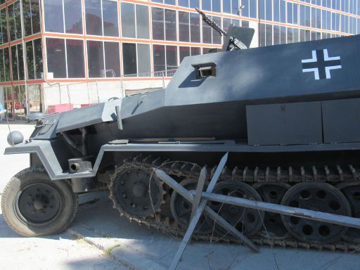 No sólo Militaria Mai 2023, Madrid, Spanien, Casa de Campo – Schützenpanzerwagen Sd.Kfz. 251 Außengelände am Pabellón de Cristal
