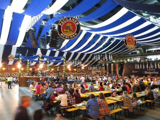 Oktoberfest 2014, Madrid, Spanien, Festzelt mit Live Musik