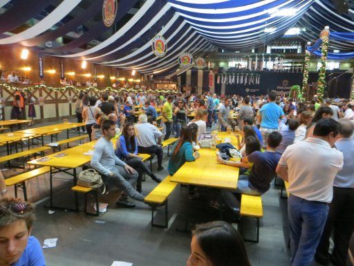 Oktoberfest 2014, Madrid, Spanien, Tische und Bänke