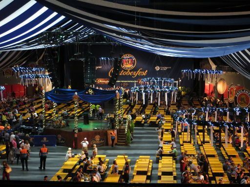 Oktoberfest 2015, Madrid, Spanien, Blick von der Empore „Paulaner Festzelt“ im Barclaycard Center