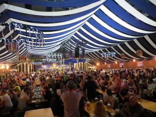 Oktoberfest 2015, Madrid, Spanien, Stimmung nach einer Maß