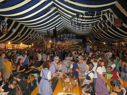 Oktoberfest 2016, Madrid, Spanien, Stimmung am Samstagabend