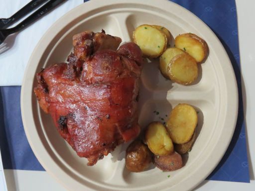 Oktoberfest 2016, Madrid, Spanien, Schweinshaxe mit Bratkartoffeln