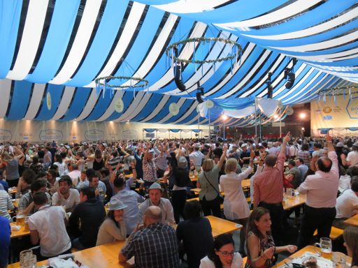 Oktoberfest 2017, Madrid, Spanien, Stimmung am Freitagabend