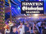 Oktoberfest 2023, Madrid, Spanien, Festzeltstimmung nach der zweiten Maß