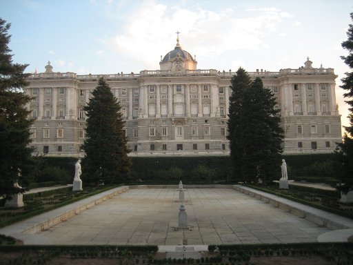 Palacio Real de Madrid, Madrid, Spanien, Ansicht von der Seite am späten Nachmittag