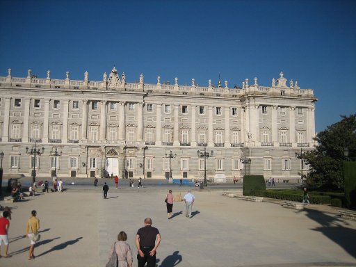 Palacio Real de Madrid, Madrid, Spanien, Ansicht von vorne am Vormittag