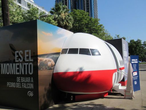 Parlamentswahl Juli 2023, Madrid, Spanien, PP Wahlwerbung Modell Falcon 900 am Paseo de Recoletos 41, 28004 Madrid