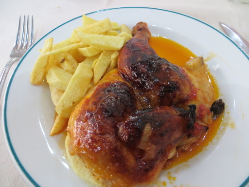 Parrillada Joyma, Madrid, Spanien, Halbes Hähnchen gebraten mit frittierten Kartoffeln